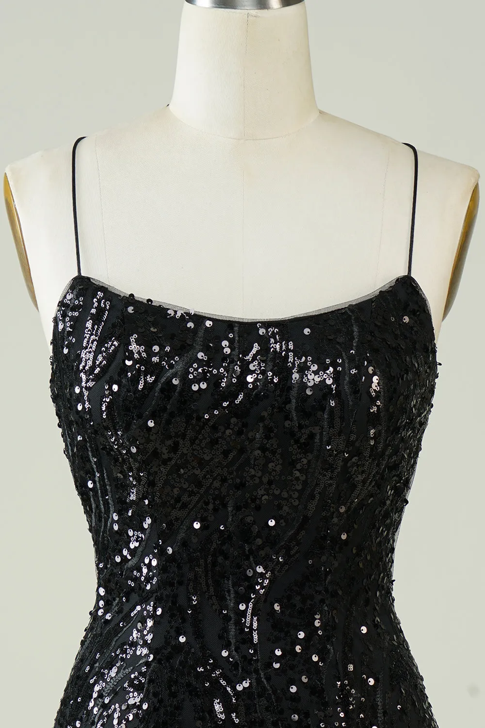 Abito aderente da ritorno a casa con spalline nere con paillettes