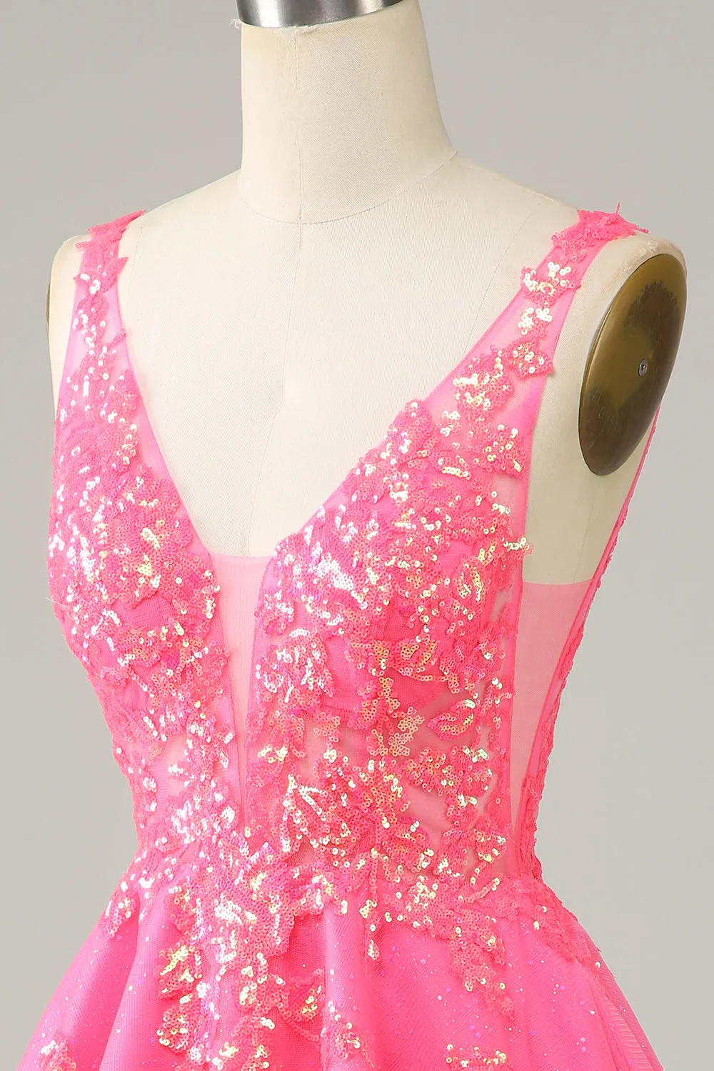 Abito da homecoming corto con scollo a V e paillettes fucsia