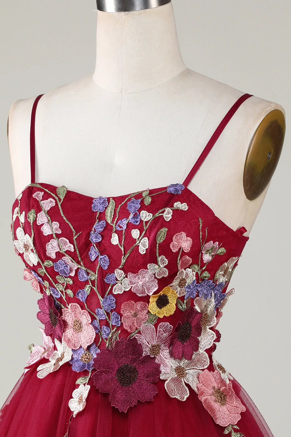 Abito da ritorno a casa corto bordeaux con spalline linea A con fiori 3D