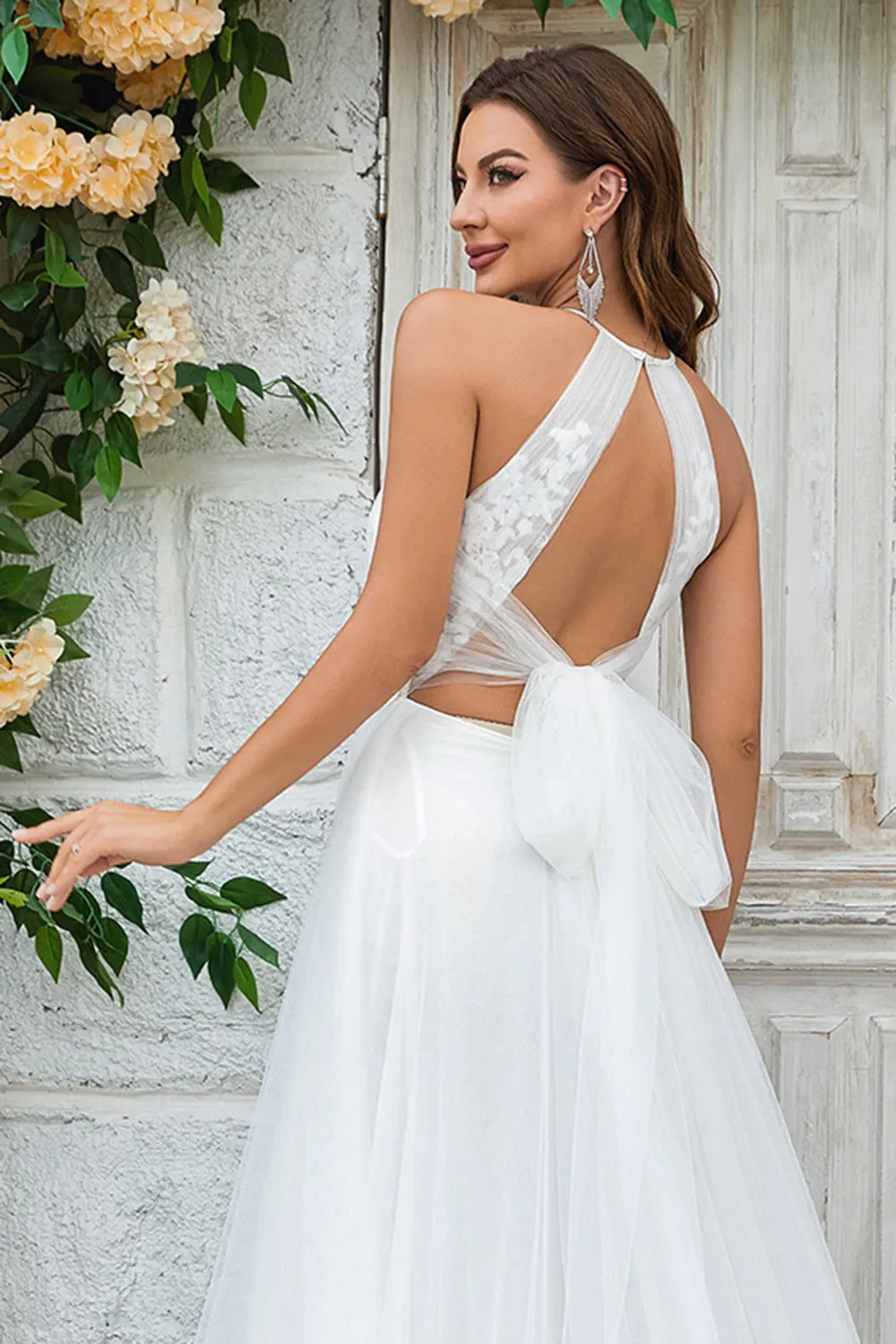 Abito da sposa avorio con schiena scoperta in tulle e strascico con pizzo