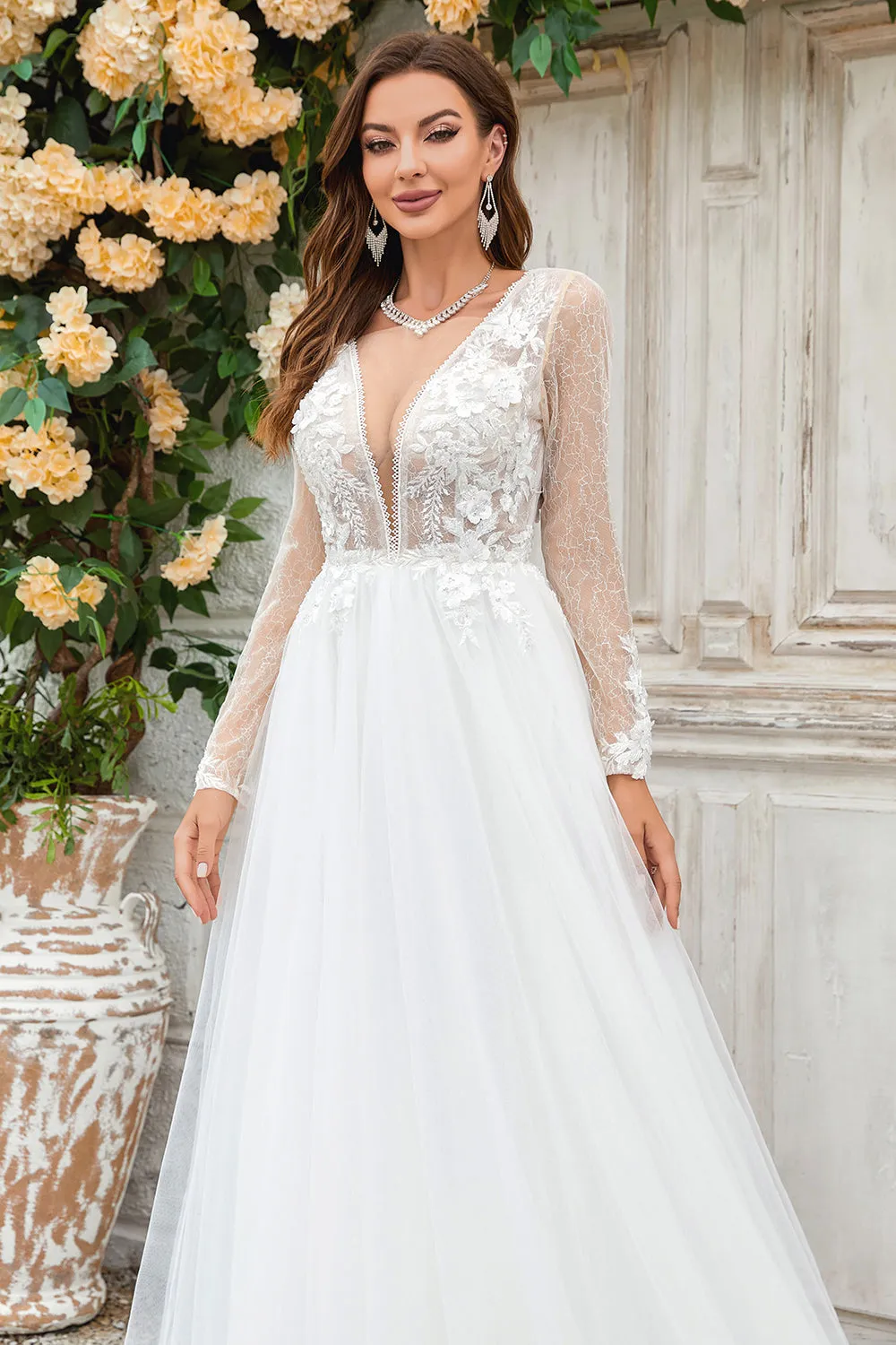 Abito da sposa con strascico in tulle avorio con scollo a V profondo e pizzo