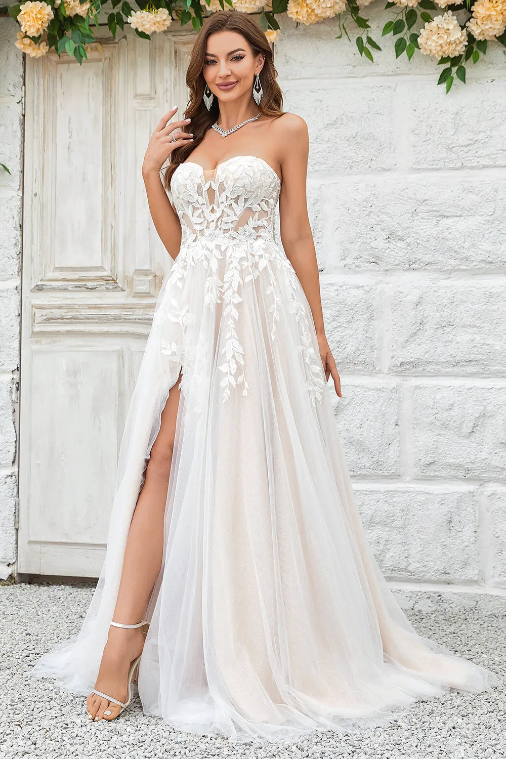 Abito da sposa con strascico staccabile in tulle champagne con spalle scoperte e pizzo