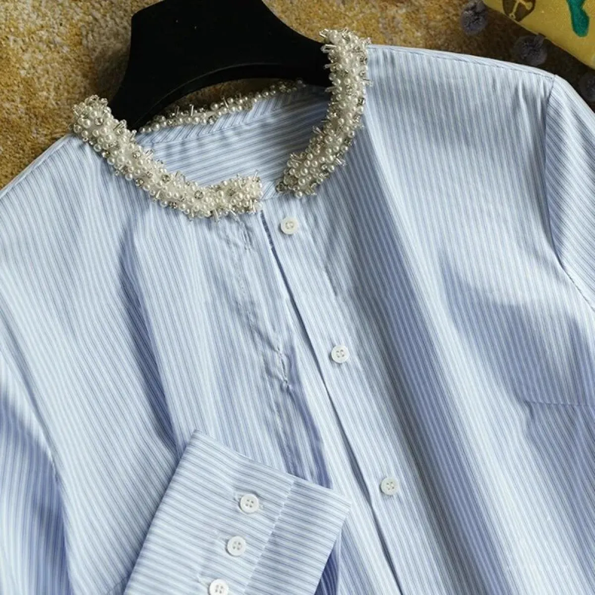 Camicetta da donna alla moda 2023 Scollo con strass di perle Decorato con strisce verticali blu e bianche a maniche lunghe