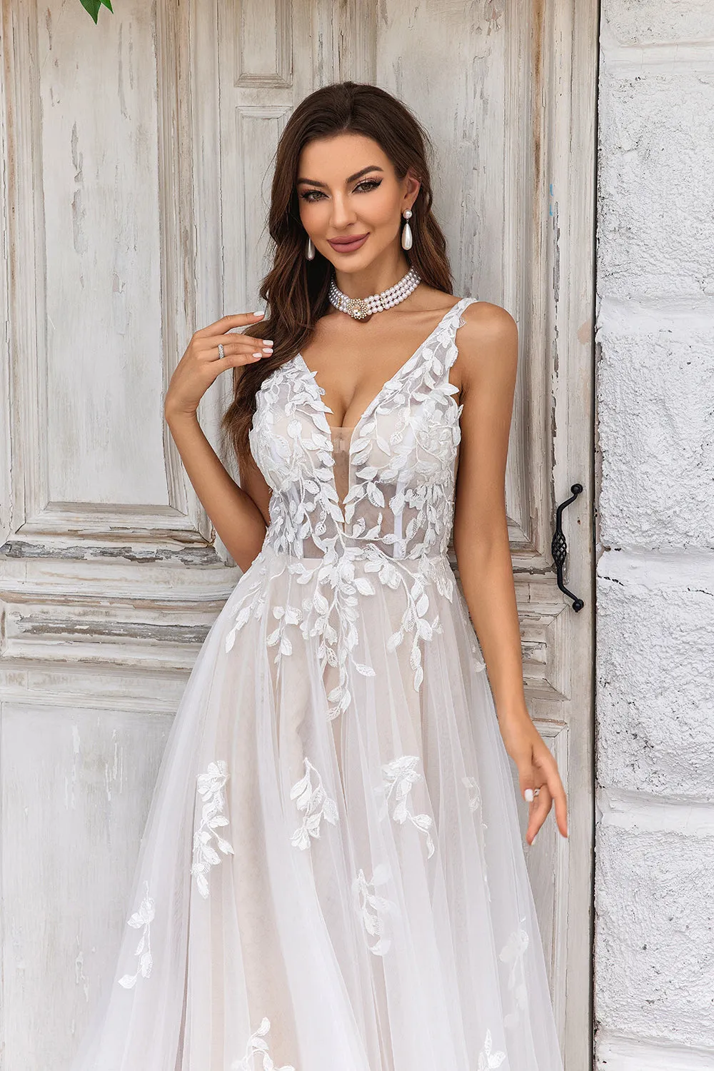 Splendido abito da sposa in tulle champagne con scollo a V profondo e linea A con pizzo