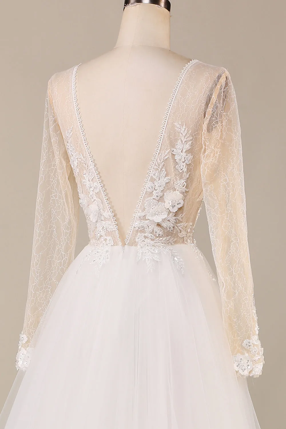 Una linea profonda scollo a V avorio tulle spazzare treno abito da sposa con pizzo