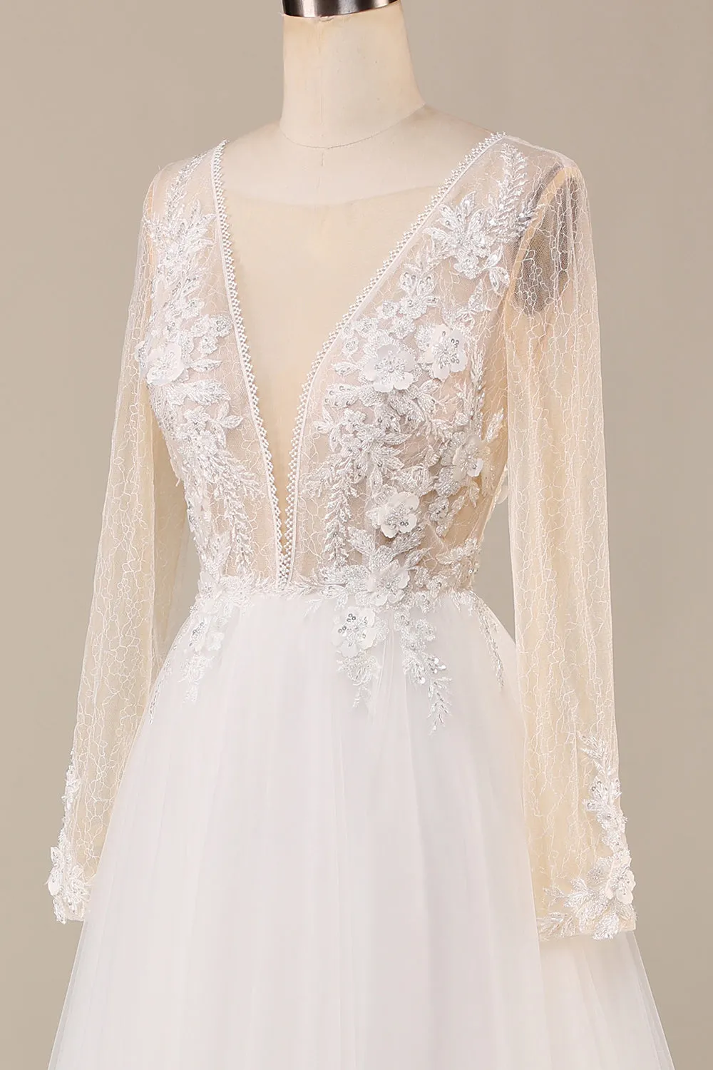 Una linea profonda scollo a V avorio tulle spazzare treno abito da sposa con pizzo